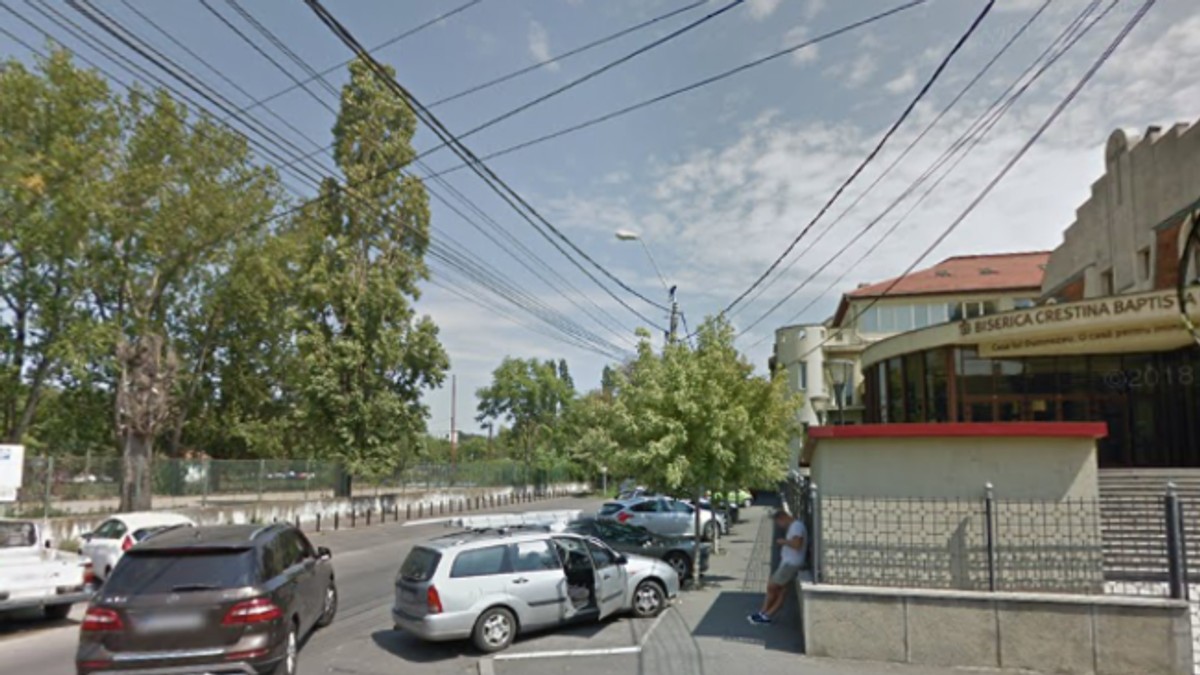 Slujbele unei biserici baptiste, ținute pe un teren viran din Timișoara. Mai e nevoie doar de aprobarea consilierilor locali