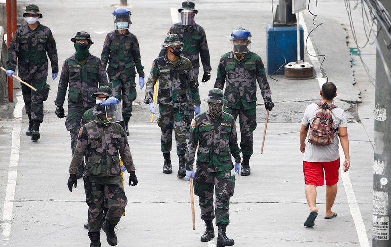 Poliția din Filipine amenință cu lovituri de baston persoanele care nu respectă distanțarea socială