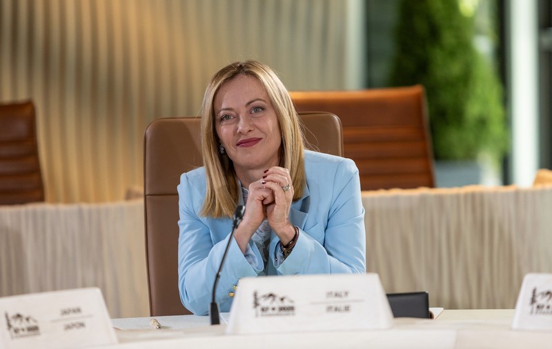 Imaginea summitului G7: Giorgia Meloni își dă ochii peste cap după ce Emmanuel Macron îi spune ceva la ureche | VIDEO