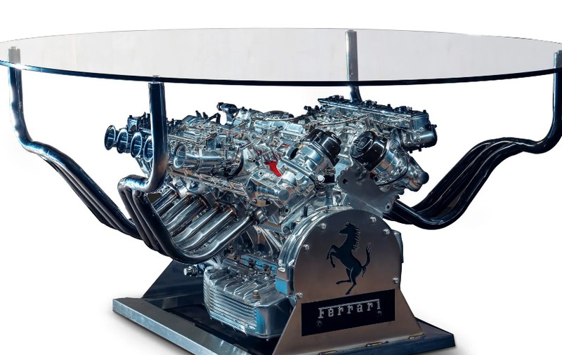 Un motor de Ferrari vechi de 60 de ani transformat în măsuță de cafea, vândut la licitație în SUA. Ce sumă s-a obținut