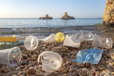 Plastic și măști, pe o plajă la Marea Roșie | FOTO: Andrey Nekrasov/ZUMA Wire