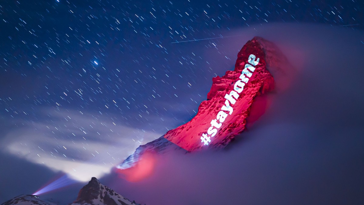 Mesaje proiectate pe vârful muntelui Matterhorn