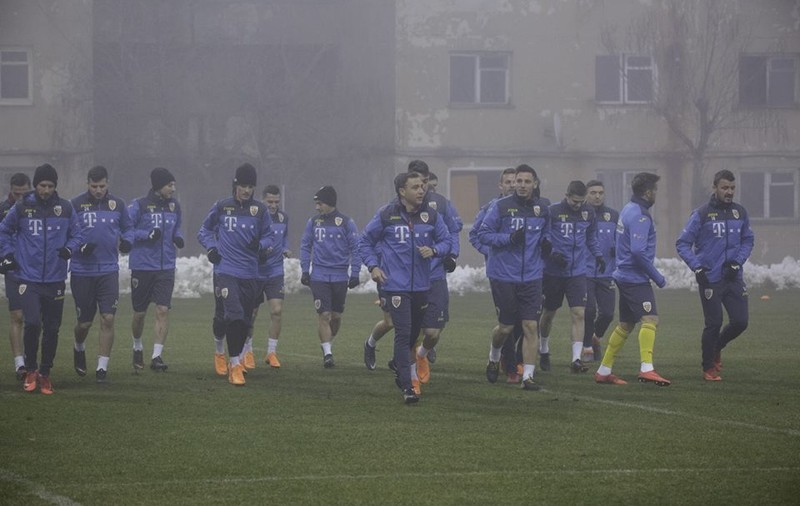 Tricolorii au făcut antrenamentul oficial printre blocuri, pe o ceață densă / GALERIE FOTO