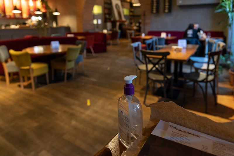 În restaurantul La Mama, meniurile clasice au fost înlocuite cu meniuri de unică folosință, care se aruncă după fiecare client