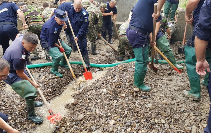 Pagubele produse de inundații în Buzău în ultimele 48 de ore. După viituri, s-ar putea produce alunecări de teren