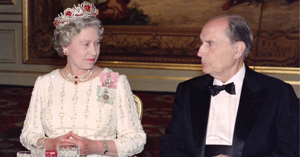 Regina Elisabeta a II-a a Marii Britanii și Francois Mitterrand la cină.