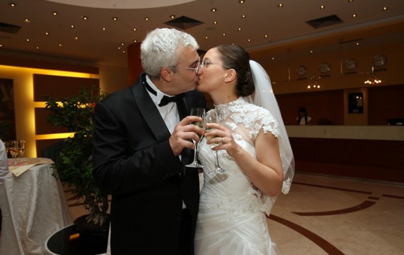 Foto | L-am surprins pe Cătălin Crişan sărutându-şi soţia