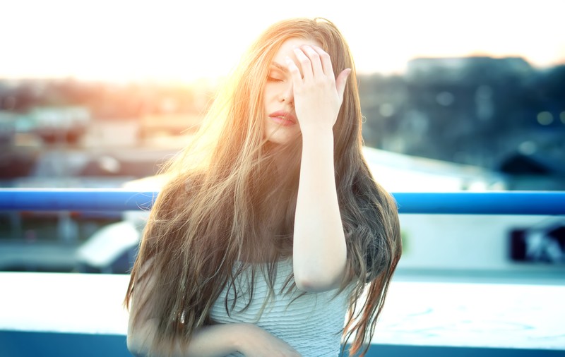 Căldură mare! Capul te doare? Principalele 7 motive pentru care suferi de migrene