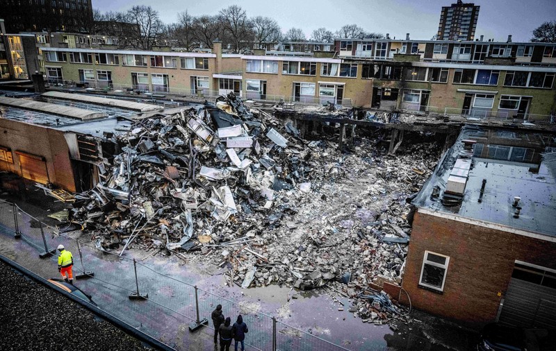 Un mort, 2 răniți și 2 dispăruți după incendiul uriaș de la Rotterdam. O familie și-a găsit ruda decedată printre dărâmături, după ce a spart cordonul poliției