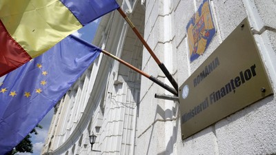 Angajații din Finanțe protestează două luni în fața sediilor Vămii, Antifraudei și Marilor Contribuabili. Ce salarii cer