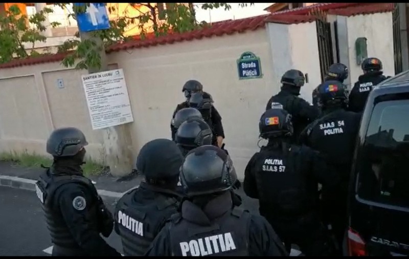 Cântăreți de manele, tâlhăriți de clanul Duduianu. Percheziții în această dimineață într-un dosar de șantaj