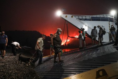 Evacuări de pe insula Evia FOTO: Profimedia