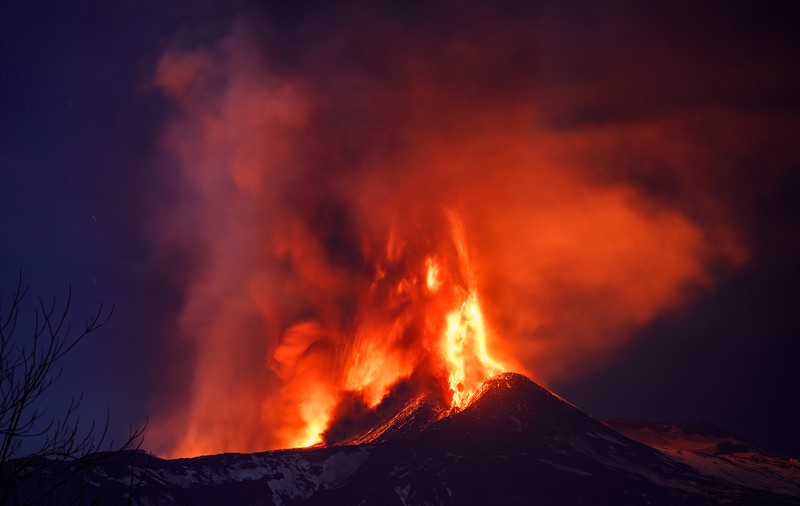 Vulcanul Etna a erupt. Imagini spectaculoase cu exploziile de lavă