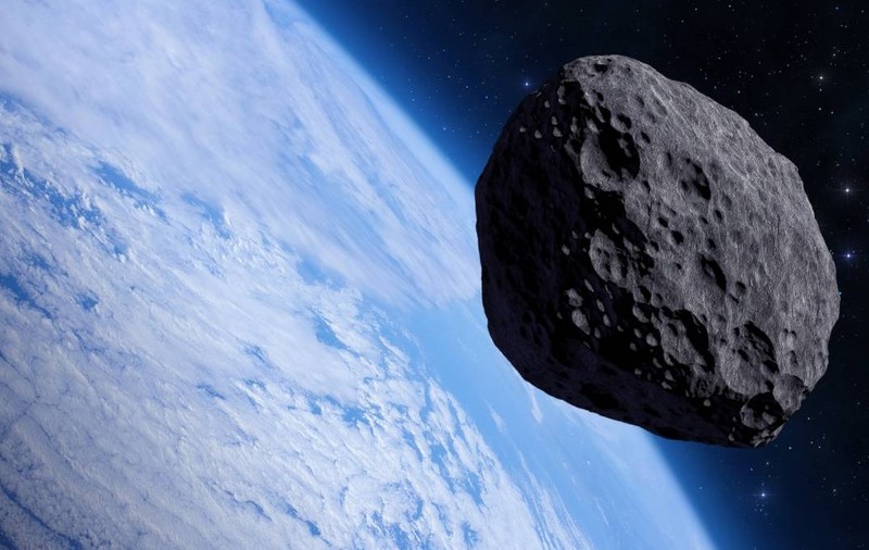 Pământ albastru și un asteroid mare în spațiul cosmic