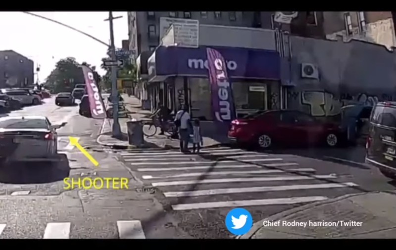 Un bărbat a fost împușcat pe stradă în New York, în timp ce mergea cu fetița de mână. Imagini care vă pot afecta emoțional