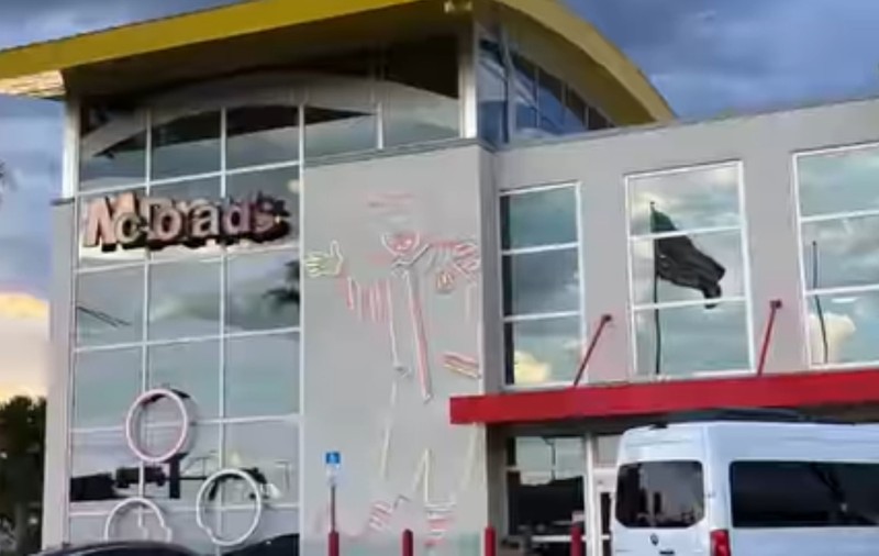 Cel mai mare restaurant McDonald’s din lume servește mâncare italiană și seamănă mai mult cu un spital decât cu un local fast-food | VIDEO