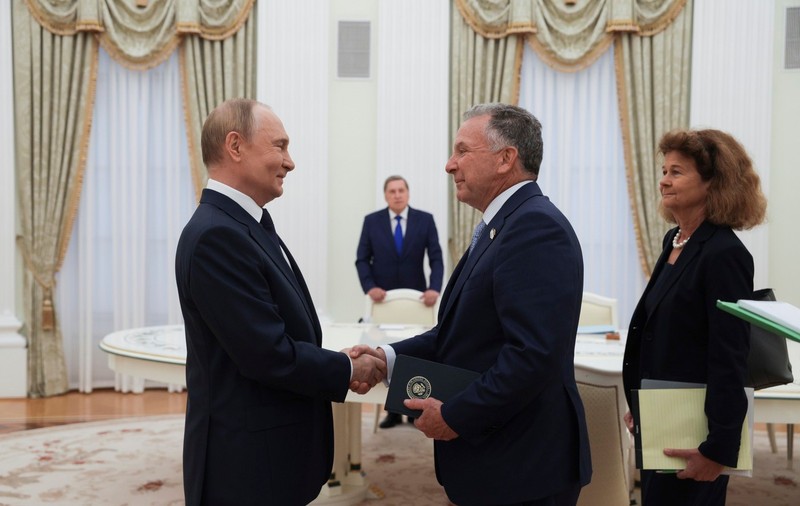 Emisarul lui Donald Trump s-a întâlnit cu Vladimir Putin, după ce a fost plimbat printr-un parc de lângă Kremlin. Mesajul președintelui american, înainte de întrevedere