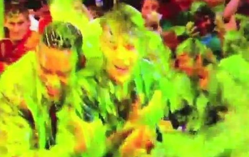 E verde, e cleios şi e...Justin Bieber? De ce-au turnat mâzgă cu găleata pe el?