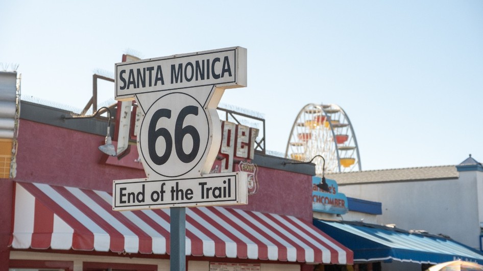 Indicator pe care scrie Santa Monica, End of the Trail, Route 66
