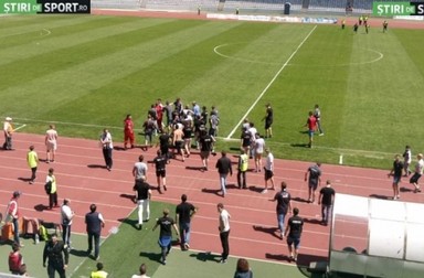 Fanii au dat năvală pe teren. FOTO: stiridesport.ro