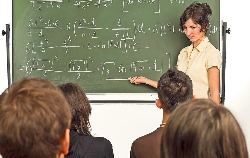 După scandalul şpăgii din şcoli, profesorii nu mai vor NICI UN FIR de TRANDAFIR