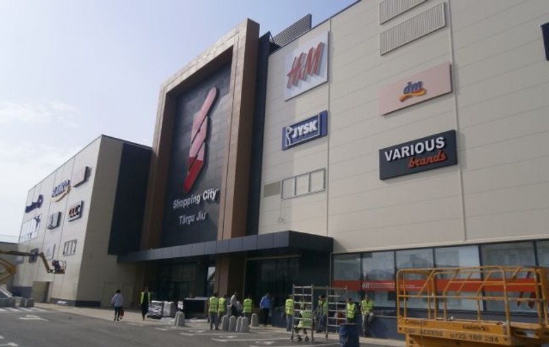 Panică într-un mall din Târgu Jiu. Un bărbat a tras cu pistolul în incinta centrului comercial
