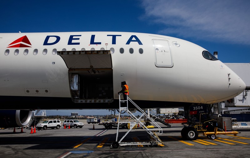 Tragedie pe un aeroport din Texas: un muncitor a murit aspirat de interiorul motorului pornit al unui avion
