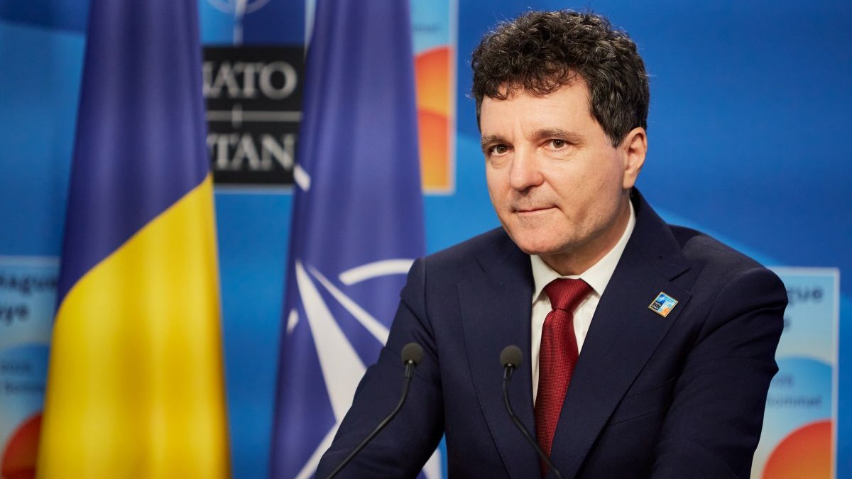Nicușor Dan vorbește cu presa în timpul summitului NATO din 25 iunie 2025, la Haga, în Țările de Jos