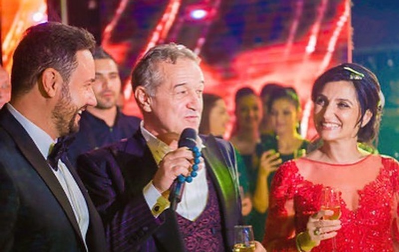 Gigi Becali a făcut spectacol la nunta fiicei sale! A dat câte 200 de euro fiecărui ospătar, a cântat și a aruncat cu mii de euro în aer