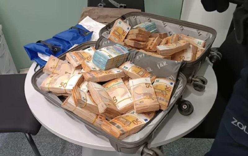 Un pensionar din Ucraina a fost prins pe aeroportul din Munchen cu 455.000 de euro în bagajul de mână  