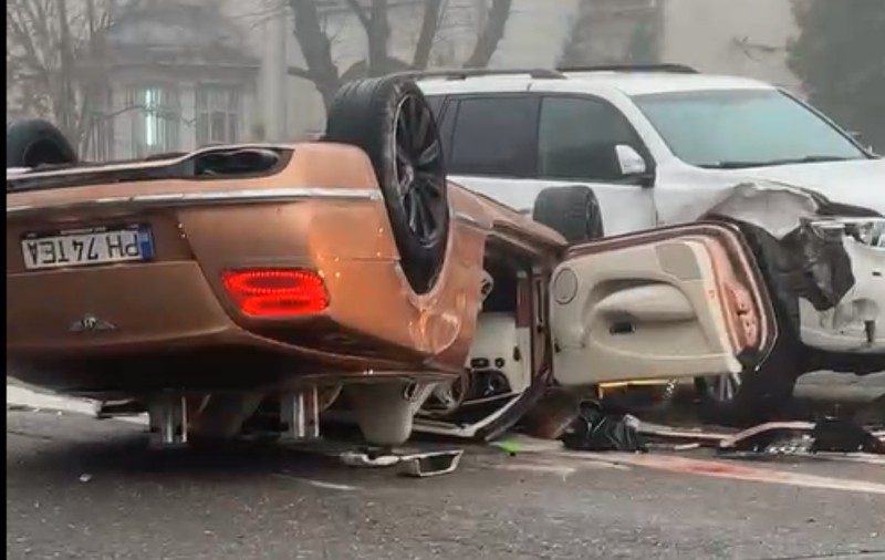 Bentley decapotabil condus pe contrasens, răsturnat și strivit pe asfalt, în Ploiești, după ce a lovit violent un SUV parcat. Oamenii din mașină au scăpat cu viață | VIDEO