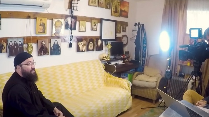 Preotul Visarion Alexa în chilia sa, în timpul filmărilor emisiunii „România, te iubesc”, din 2019
