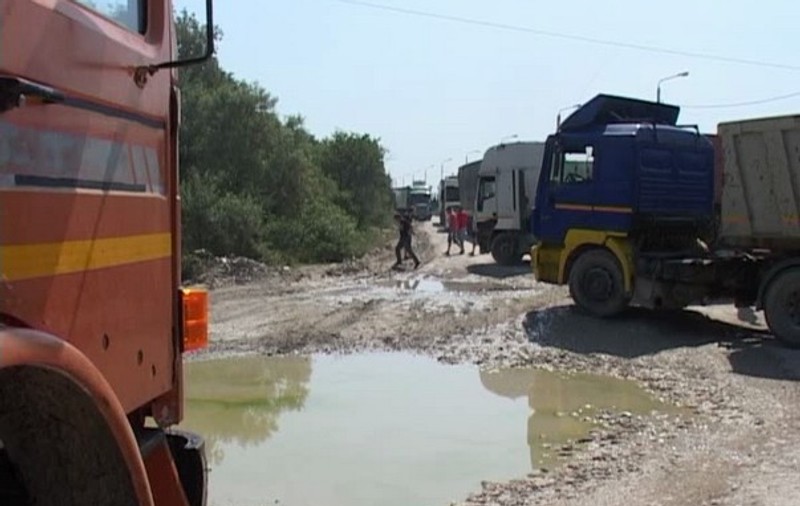 Transportatorii, ajunşi la disperare de drumul de la intrarea în Portul Constanța