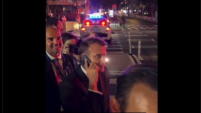 Emmanuel Macron vorbește la telefon cu Donald Trump în timp ce este blocat pe o stradă din New York Captură X Brut