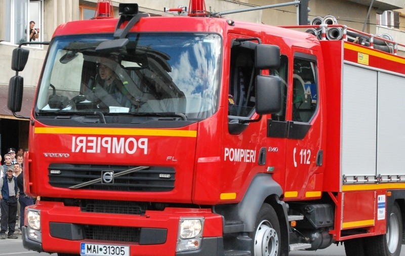 Incendiu puternic în Capitală. Două case au ars din temelii