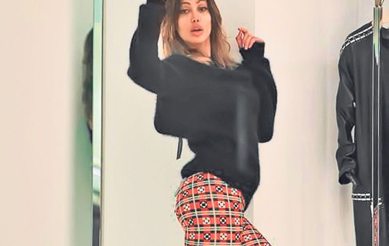 Românca Flo, una dintre femeile lui Berlusconi, s-a dat în stambă în faţa paparazzilor