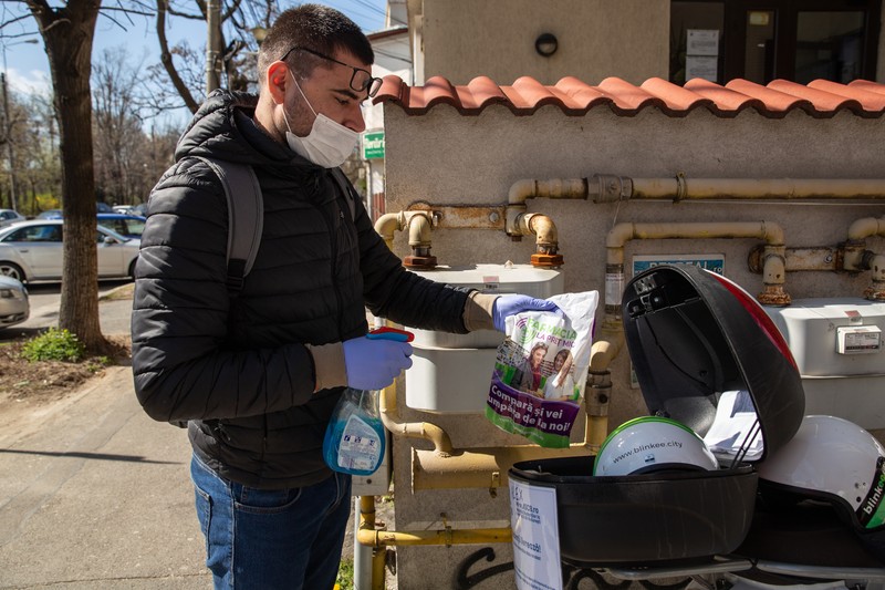 Alex dezinfectează toate produsele înainte să ajungă la client