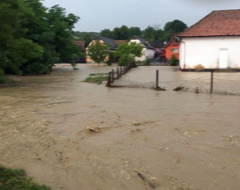 Ploile au făcut prăpăd în județul Sibiu! Locuințe inundate și drumuri blocate de ape