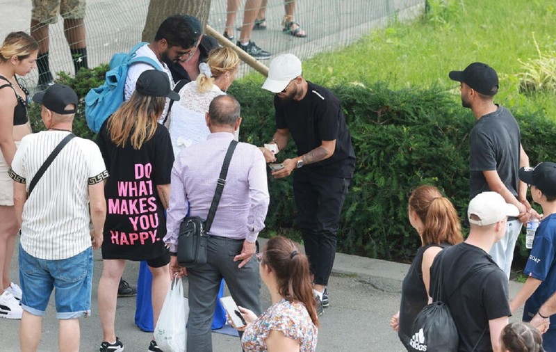 Un polițist francez a fost arestat la Paris, acuzat că a ajutat „Scorpionii”, gașca de români care făcea un milion de euro pe an în capitala Franței, cu alba-neagra