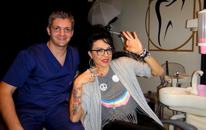 DJ Wanda și-a aplicat pe dinte un craniu din aur de 18 carate! Uite cum arată!