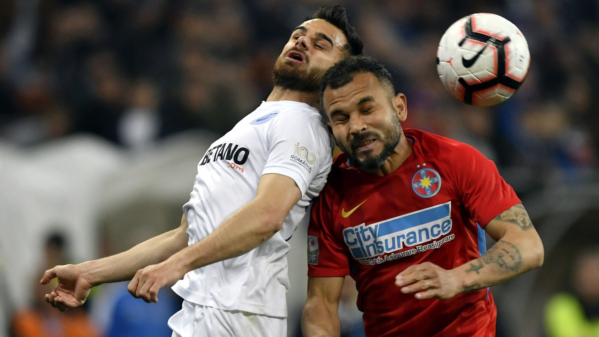 Junior Morais (dreapta), fundașul lui FCSB, în duel cu Cristi Bărbuț, mijlocașul Craiovei FOTO: HEPTA
