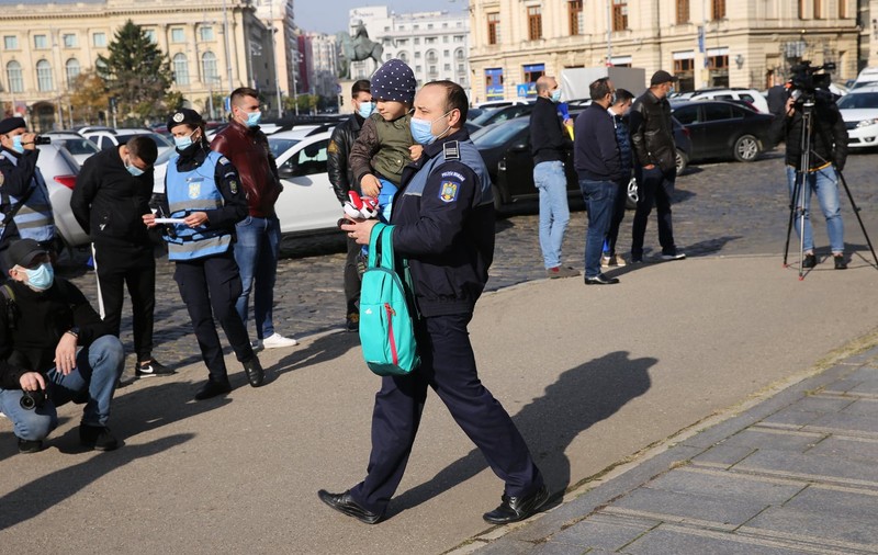 Polițiștii au protestat în fața sediului MAI cu copiii în brațe și cu jucării: “Despescu și cu Vela, vă dăm vouă tutela!”. Care a fost motivul acțiunii