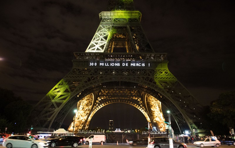 FOTO | Turnul Eiffel a primit vizitatorul cu numărul 300 de milioane. Cum a fost marcat evenimentul