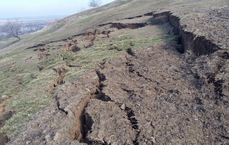 UPDATE / Alunecările de teren din satul Izvoarele s-au extins. Autoritățile din județul Galați iau în calcul evacuarea oamenilor