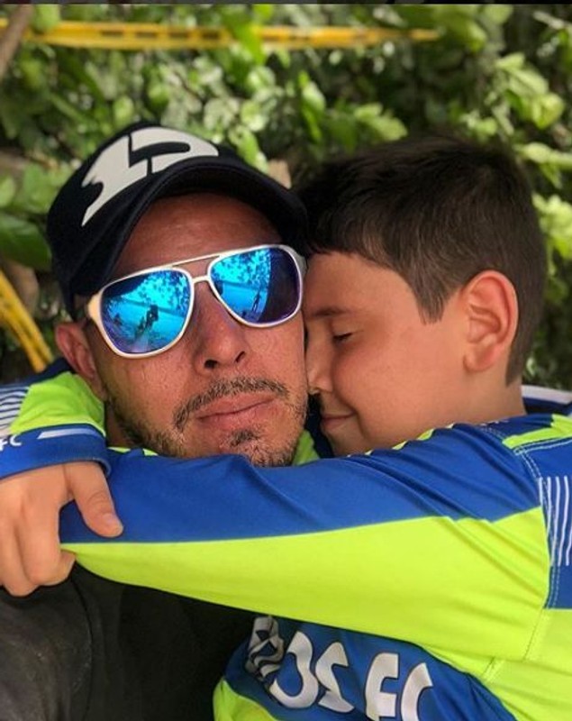 Drama din viața unui fotbalist columbian. Soția sa a murit de cancer, dar ce face băiețelul său pentru el este iubire pură | FOTO