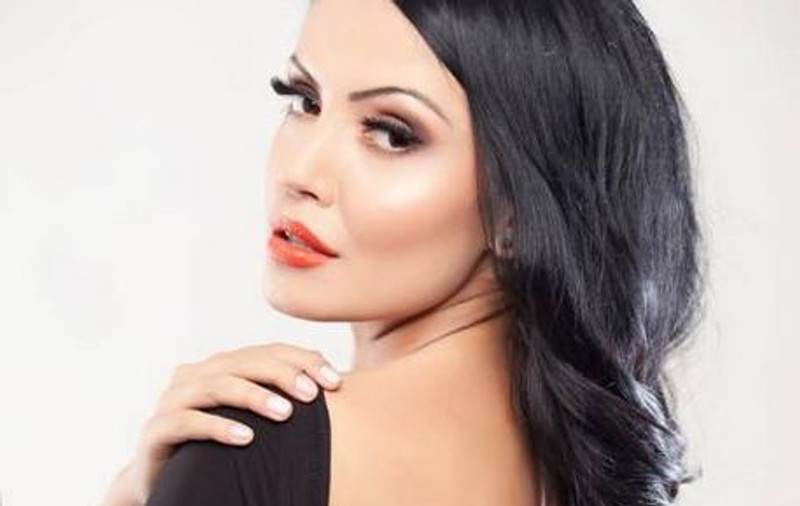 ANDREEA MANTEA, SENZUALĂ ŞI FĂRĂ INHIBIŢII, în 2008, în vizită la "TĂTICUL PLAYBOY"! UITE ce mult s-a schimbat BRUNETA DE ATUNCI şi până acum