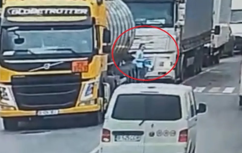 O tânără a supraviețuit după ce a fost lovită de un TIR pe trecerea de pietoni, în Râmnicu Sărat