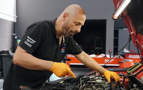 Un mecanic român a demonstrat recent cum se realizează această operațiune pe un motor Honda 1.5 Turbo L15