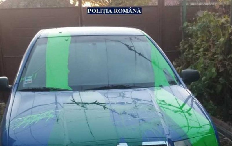 A rămas fără permis și a vrut să se răzbune pe un polițist din Nădlac. Ce a pățit după ce a vandalizat mașina agentului