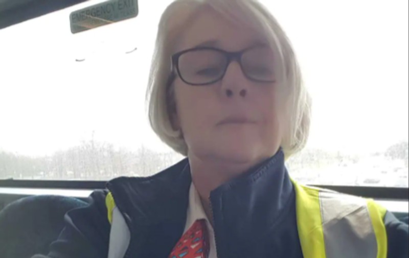 O șoferiță britanică, dată afară după 34 de ani din cauză că e prea scundă și nu mai ajunge la pedale autobuzului